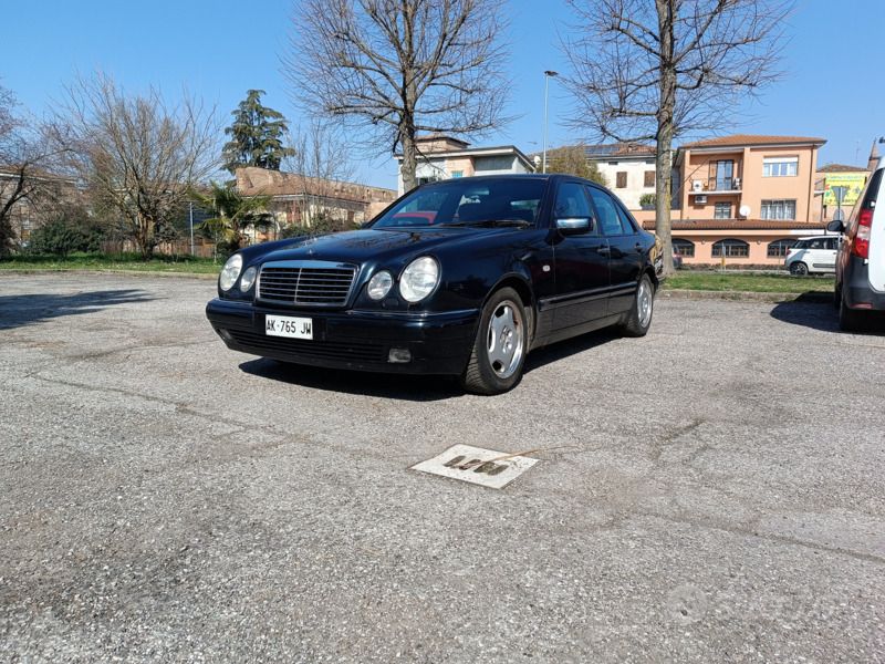 Usata Mercedes E200 Avantgarde 136 CV (100 kW) 1996 Blu Berlina
