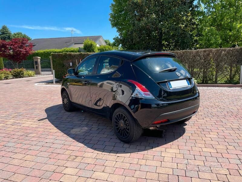Usata Lancia Ypsilon 69 CV (50 kW) 2019 Nero Utilitaria