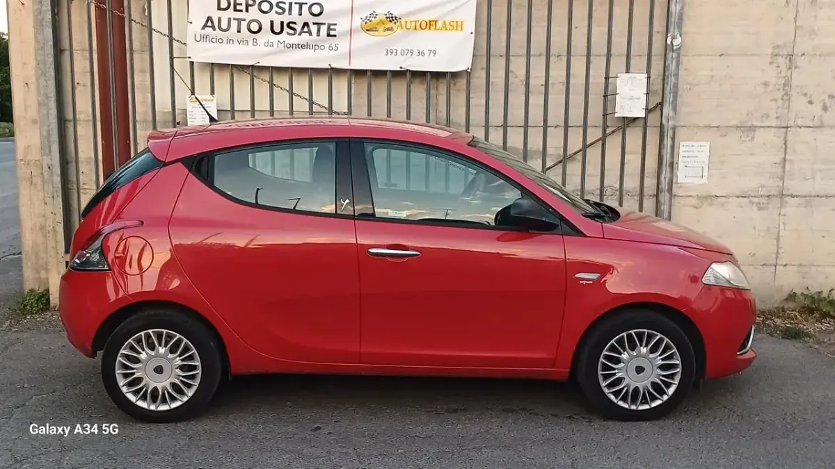 Usata Lancia Ypsilon Gold 95 CV (69 kW) 2016 Rosso Utilitaria