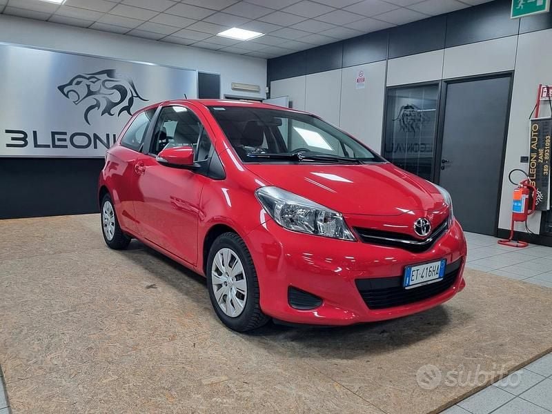 Usata Toyota Yaris 69 CV (50 kW) 2013 Rosso Utilitaria