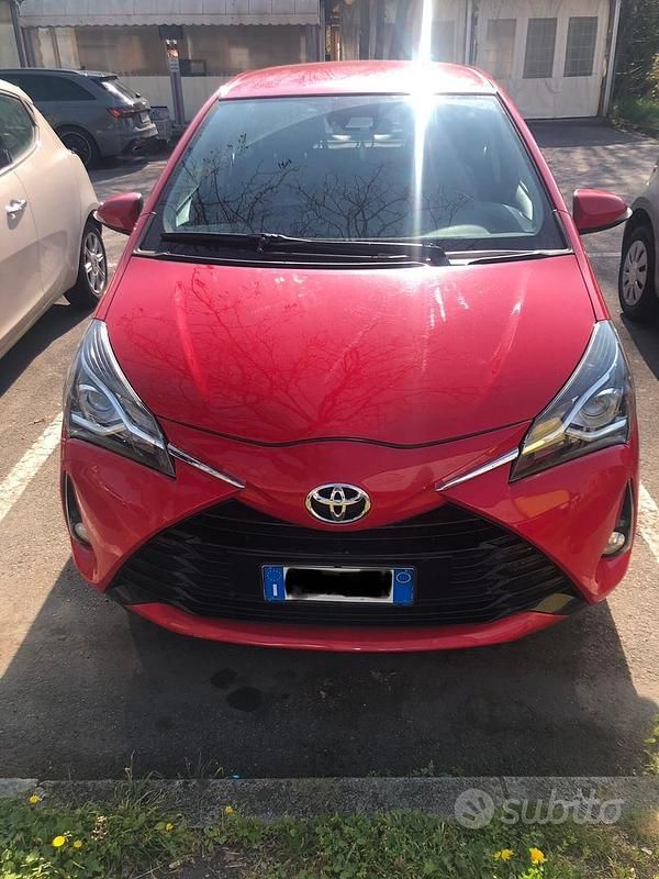 Usata Toyota Yaris 107 CV (78 kW) 2019 Rosso Berlina