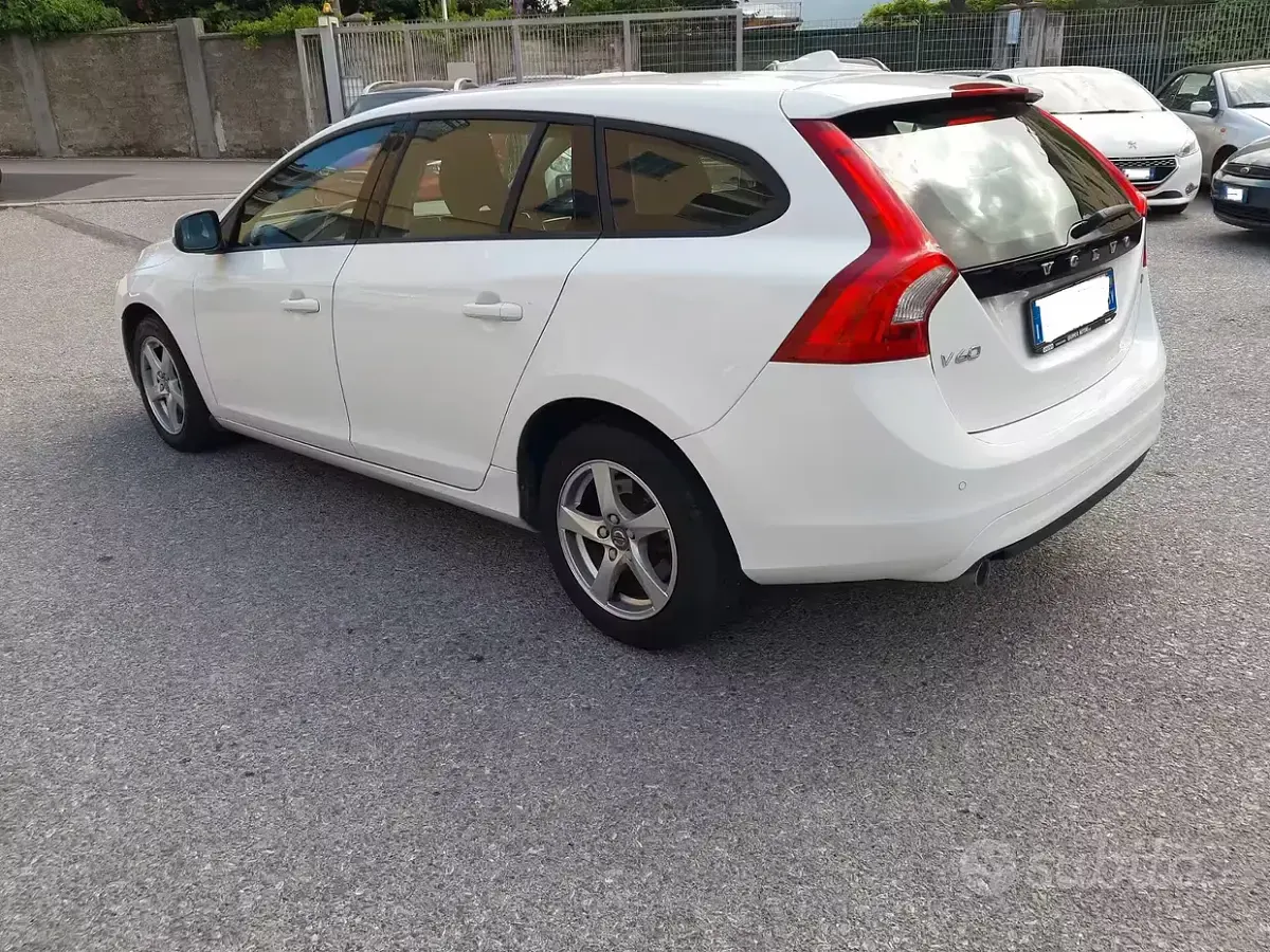 Usata Volvo V60 R-Design 120 CV (88 kW) 2018 Bianco Station wagon
