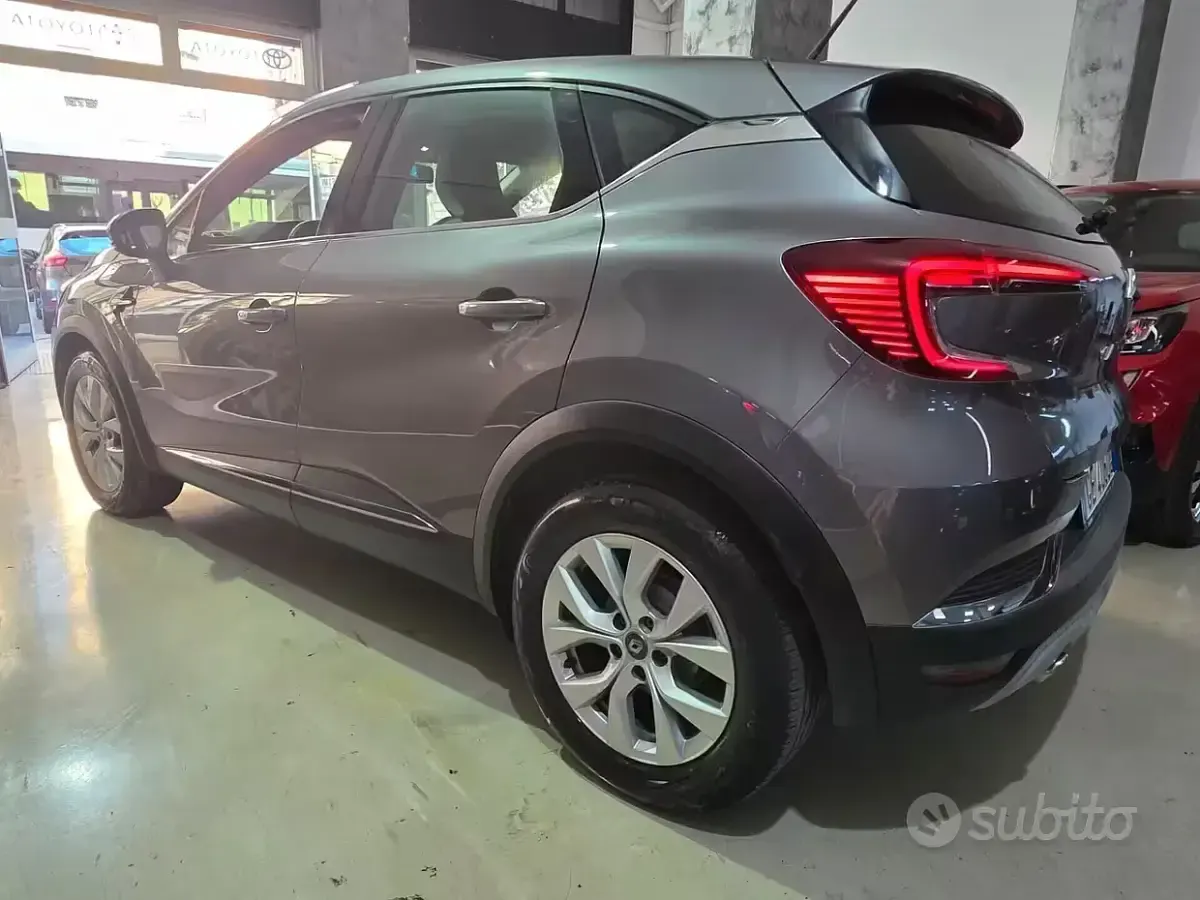 Usata Renault Captur Intens 101 CV (74 kW) 2021 Grigio SUV
