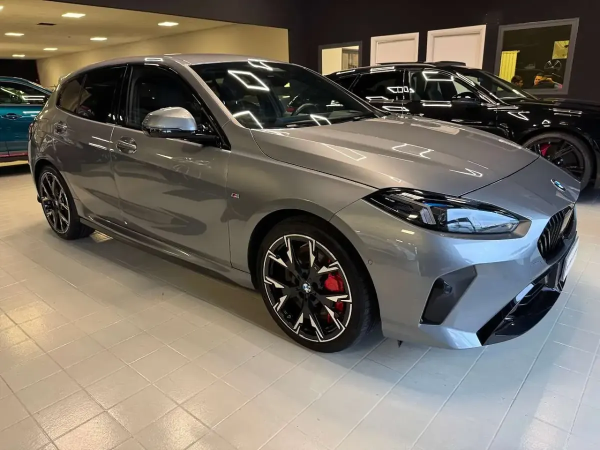 Usado BMW 118 M Sport 150 CV (110 kW) 2025 Gris Utilitario