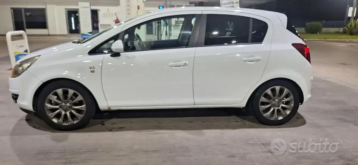 Usata Opel Corsa 75 CV (55 kW) 2010 Bianco Utilitaria