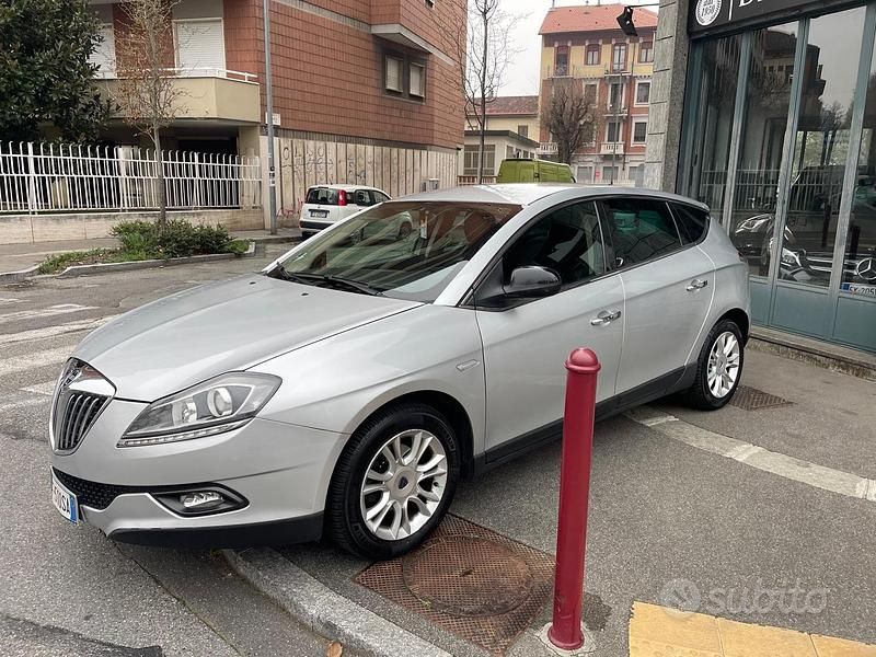 Usata Lancia Delta 120 CV (88 kW) 2011 Grigio Utilitaria