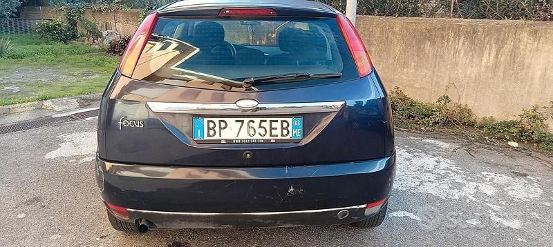 Usata Ford Focus 100 CV (73 kW) 2001 Blu Utilitaria