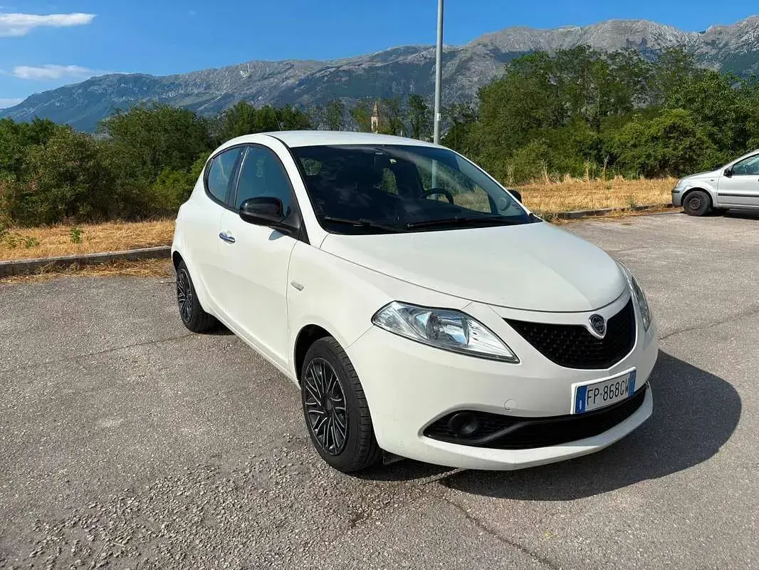 Usata Lancia Ypsilon Platinum 69 CV (50 kW) 2018 Bianco Utilitaria
