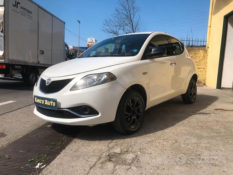 Usata Lancia Ypsilon Platinum 85 CV (62 kW) 2016 Bianco Utilitaria