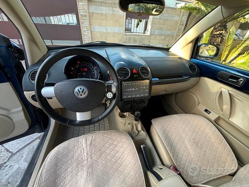Usata VW New Beetle 105 CV (77 kW) 2007 Blu Utilitaria