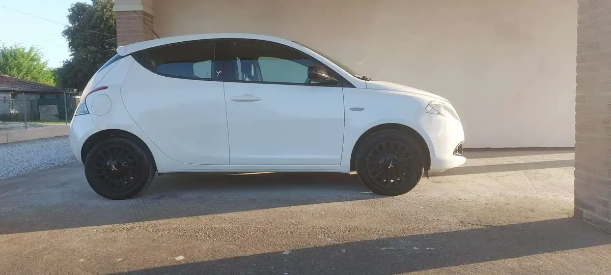 Usata Lancia Ypsilon Silver 95 CV (69 kW) 2014 Bianco Utilitaria