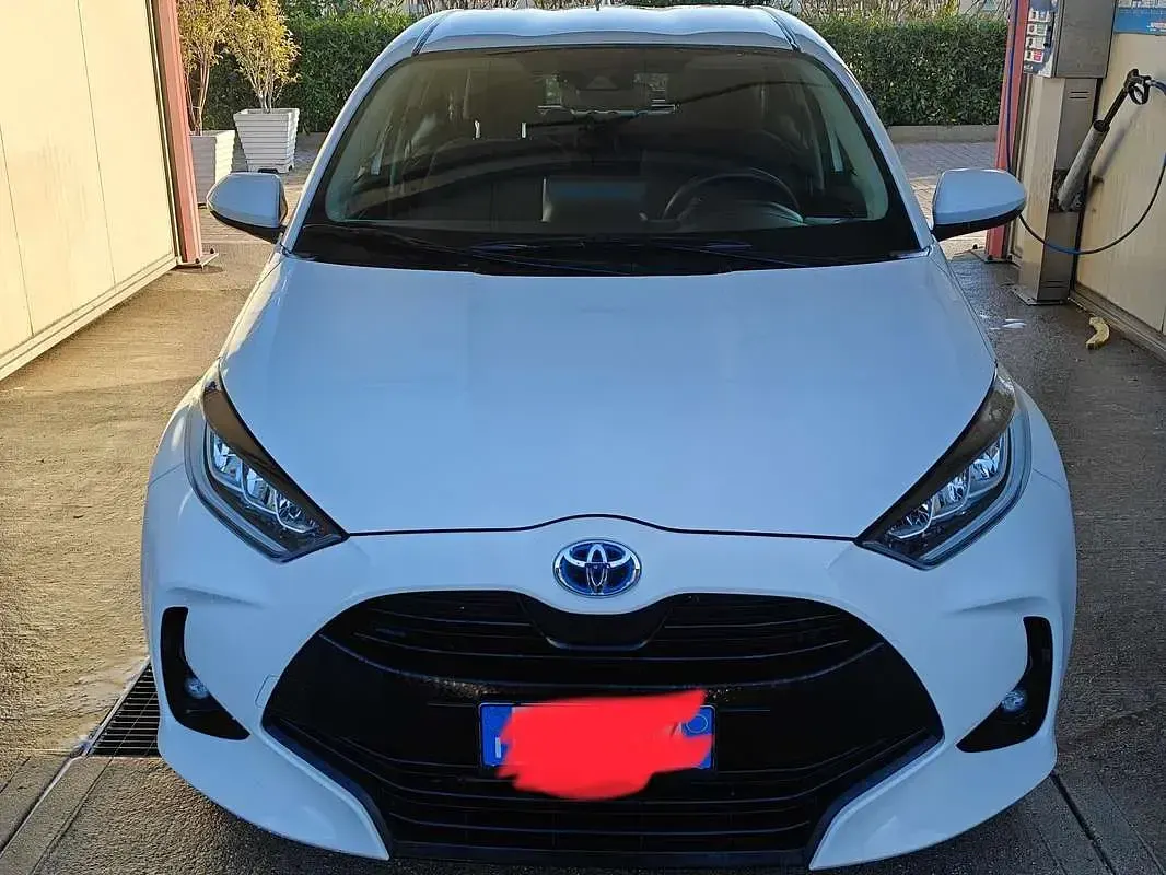 Usata Toyota Yaris Hybrid Trend 92 CV (67 kW) 2022 Bianco Berlina