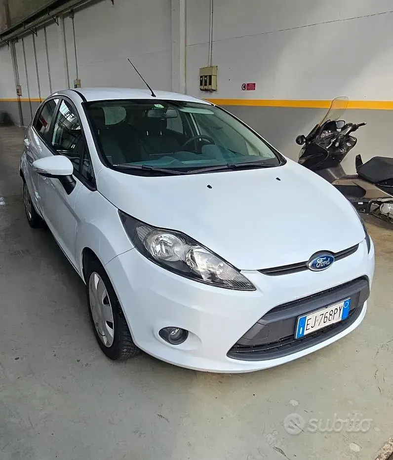 Usata Ford Fiesta 92 CV (67 kW) 2011 Bianco Berlina