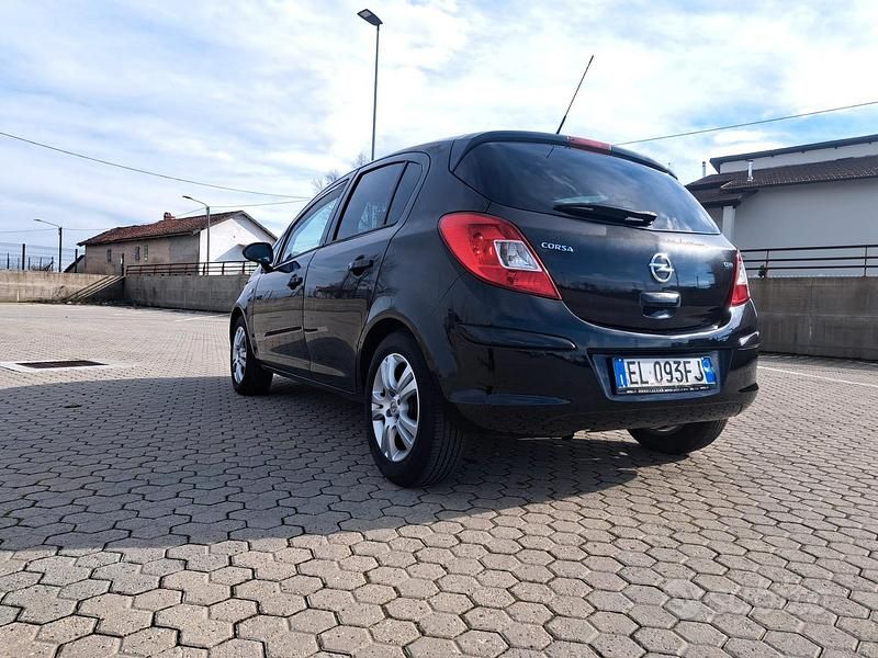 Usata Opel Corsa 75 CV (55 kW) 2011 Nero Utilitaria