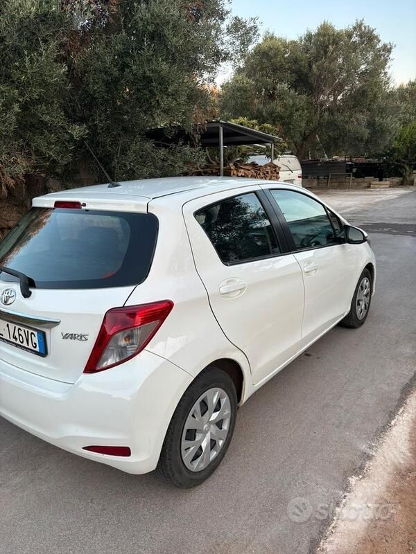Usata Toyota Yaris 90 CV (66 kW) 2012 Bianco Utilitaria