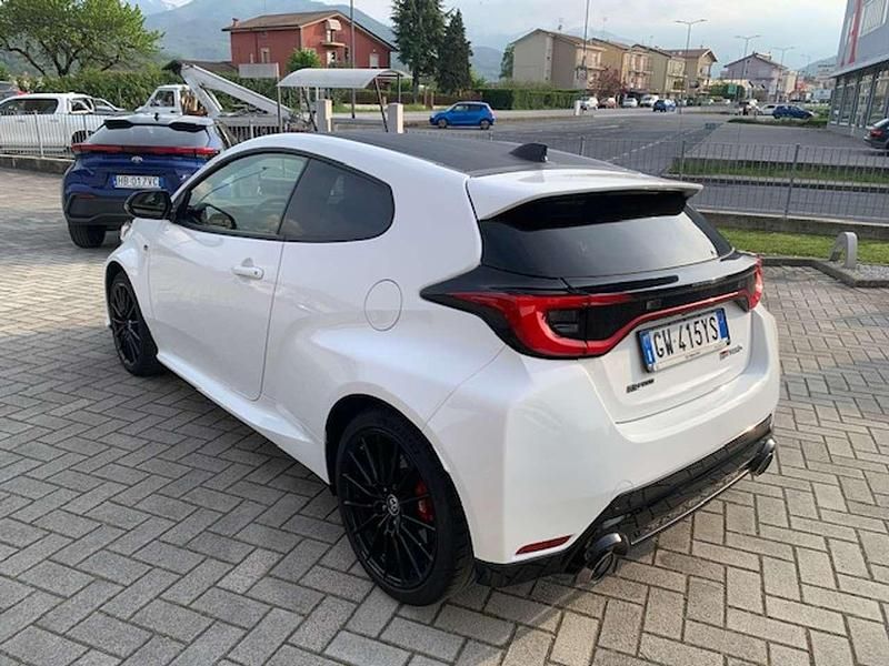 Usata Toyota Yaris 280 CV (205 kW) 2024 Bianco Utilitaria