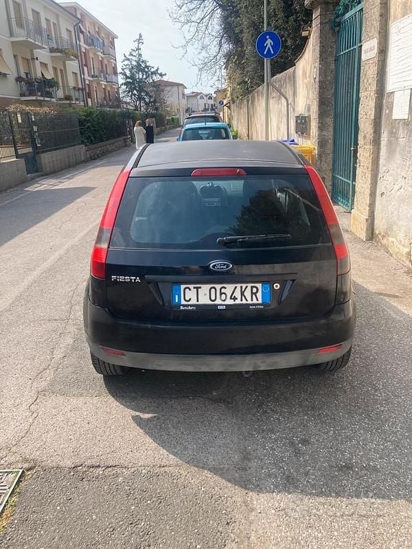 Usata Ford Fiesta 75 CV (55 kW) 2004 Nero Utilitaria