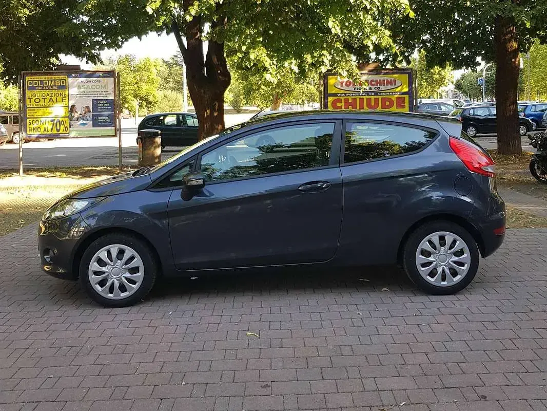 Usata Ford Fiesta 82 CV (60 kW) 2010 Grigio Berlina