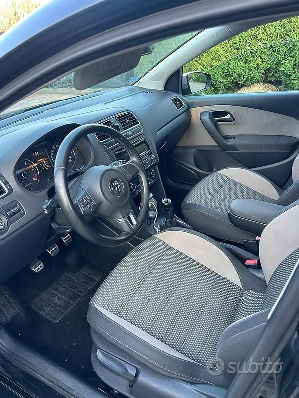 Begagnad VW Polo Cross 90 HK (66 kW) 2012 Svart Halvkombi