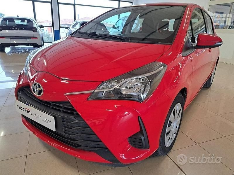 Usata Toyota Yaris Cool 72 CV (52 kW) 2019 Rosso Berlina