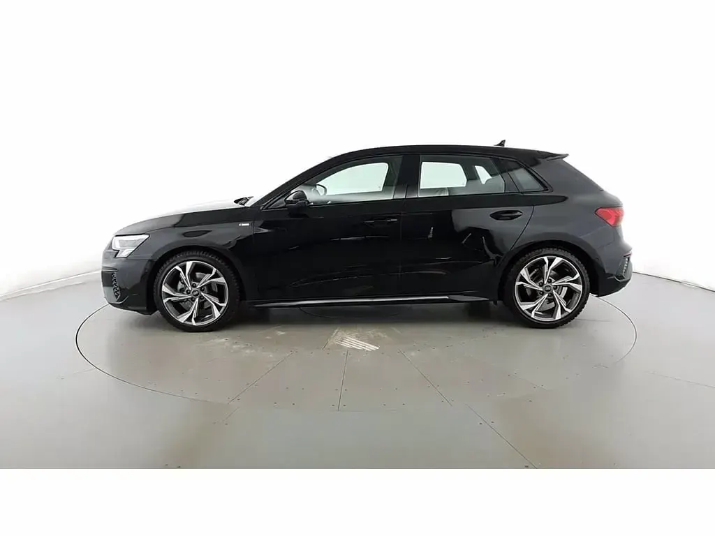 Usata Audi A3 Sportback S-Line 110 CV (80 kW) 2023 Nero mito metallizzato Utilitaria