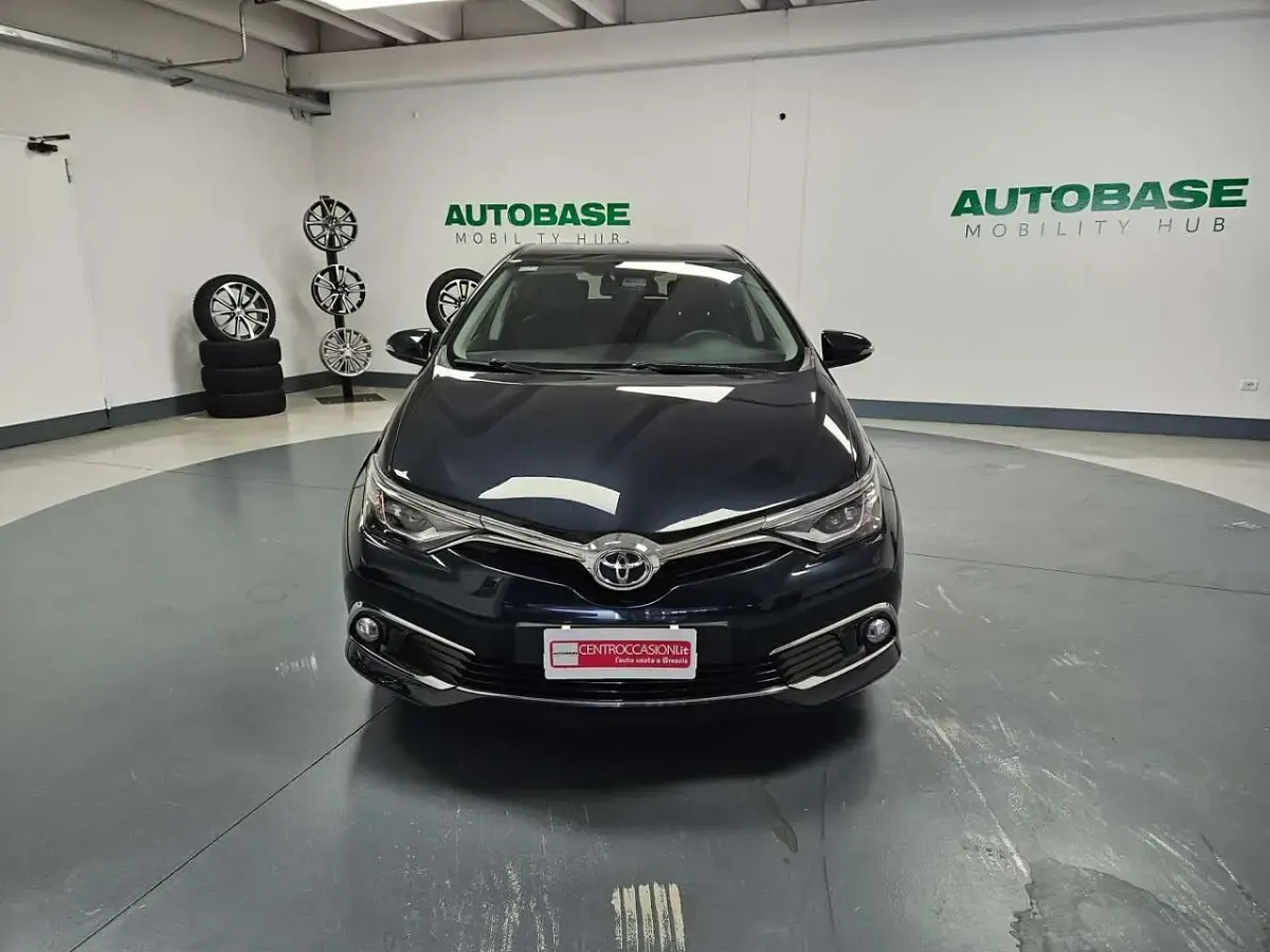 Usata Toyota Auris Lounge 111 CV (81 kW) 2016 Nero Berlina