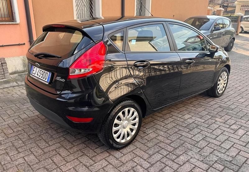 Usata Ford Fiesta 97 CV (71 kW) 2011 Grigio Utilitaria