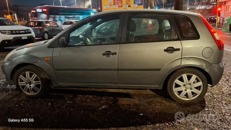 Usata Ford Fiesta 68 CV (50 kW) 2002 Grigio Utilitaria