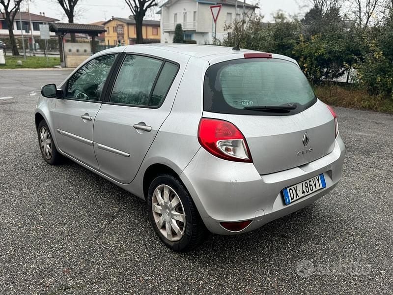 Usata 2009 Renault Clio II Tre volumi | 2200 € (Cara) - Immagine 1/4
