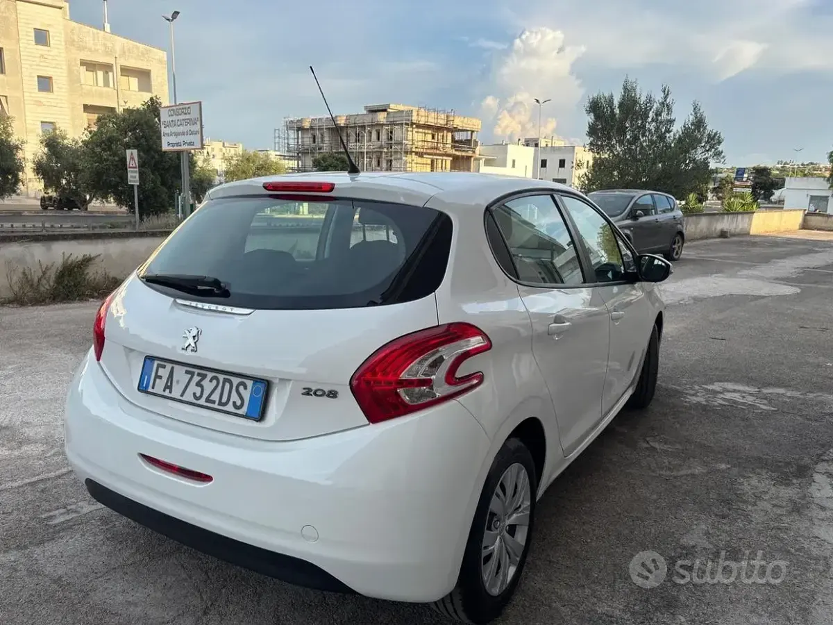 Usata Peugeot 208 Access 68 CV (50 kW) 2015 Bianco Utilitaria