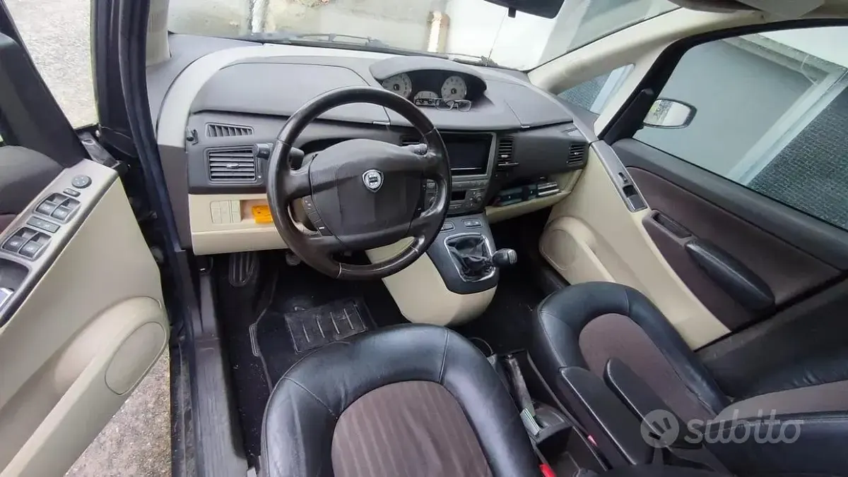 Usata Lancia Musa 101 CV (74 kW) 2006 Marrone Monovolume