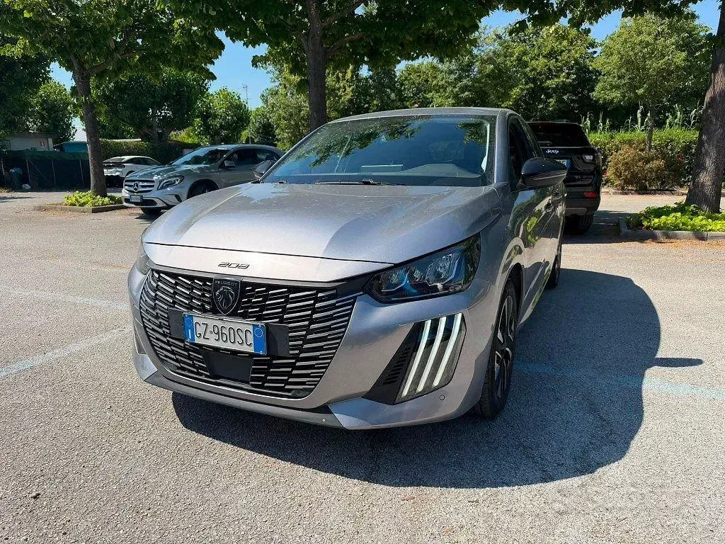 Usata Peugeot 208 Allure 101 CV (74 kW) 2025 Grigio Utilitaria