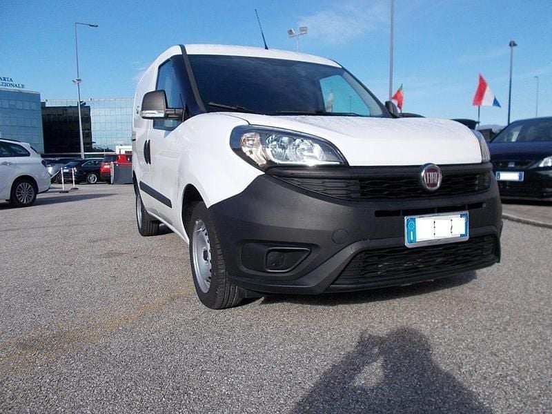 Usata Fiat Doblò Lounge 95 CV (69 kW) 2021 Bianco / pastello Monovolume