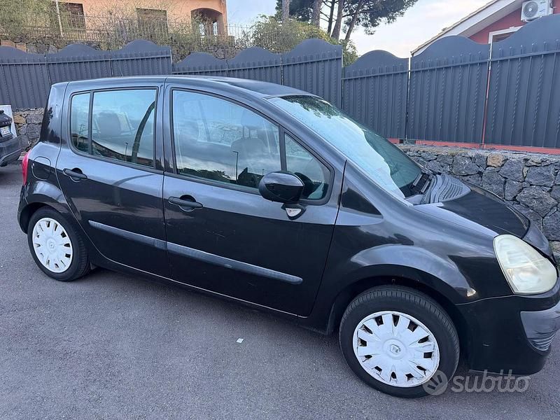 Käytetty Renault Modus 75 HP (55 kW) 2009 Musta Tila-auto