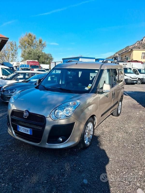 Usata Fiat Doblò Emotion 90 CV (66 kW) 2011 Marrone Monovolume