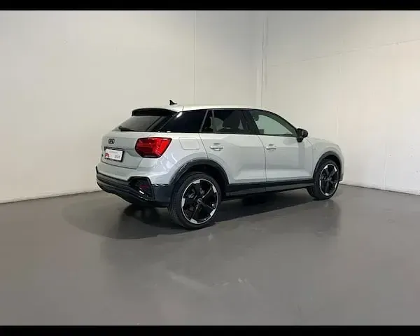 Usata Audi Q2 Ambiente 150 CV (110 kW) 2024 Grigio freccia perla SUV