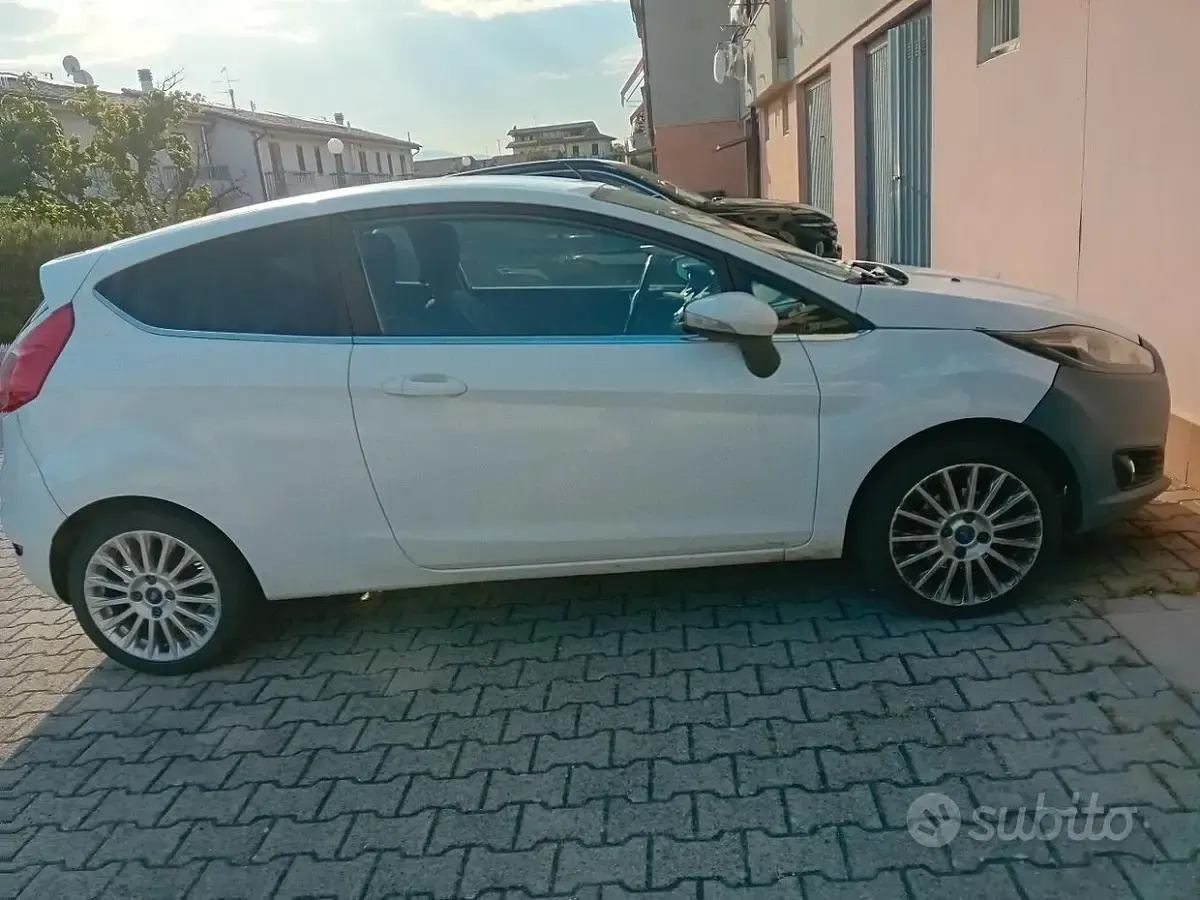Usata Ford Fiesta 75 CV (55 kW) 2014 Bianco Utilitaria