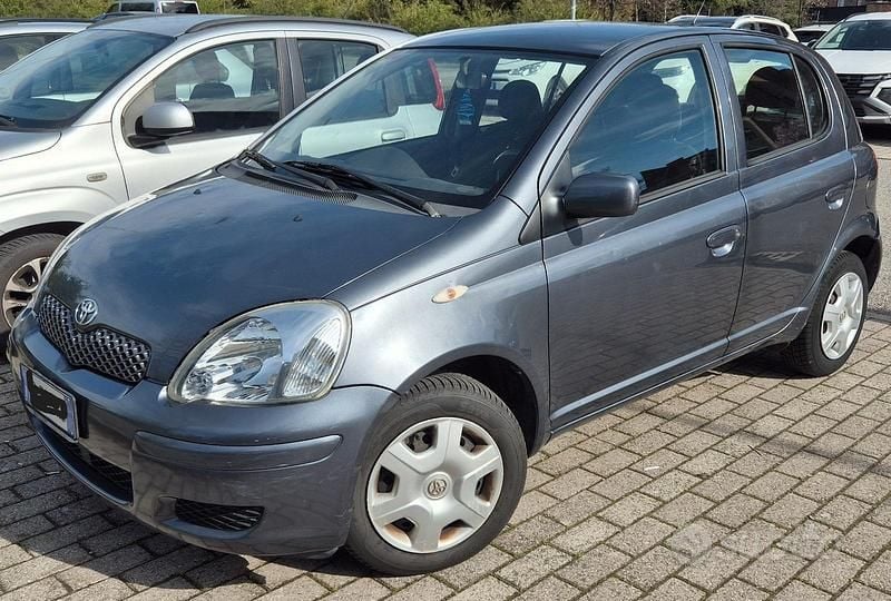 Usata Toyota Yaris Sol 68 CV (50 kW) 2004 Grigio Utilitaria