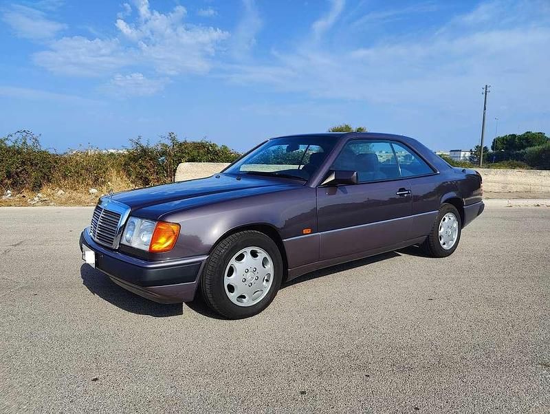 Usata Mercedes 200 122 CV (89 kW) 1992 Lilla Coupé