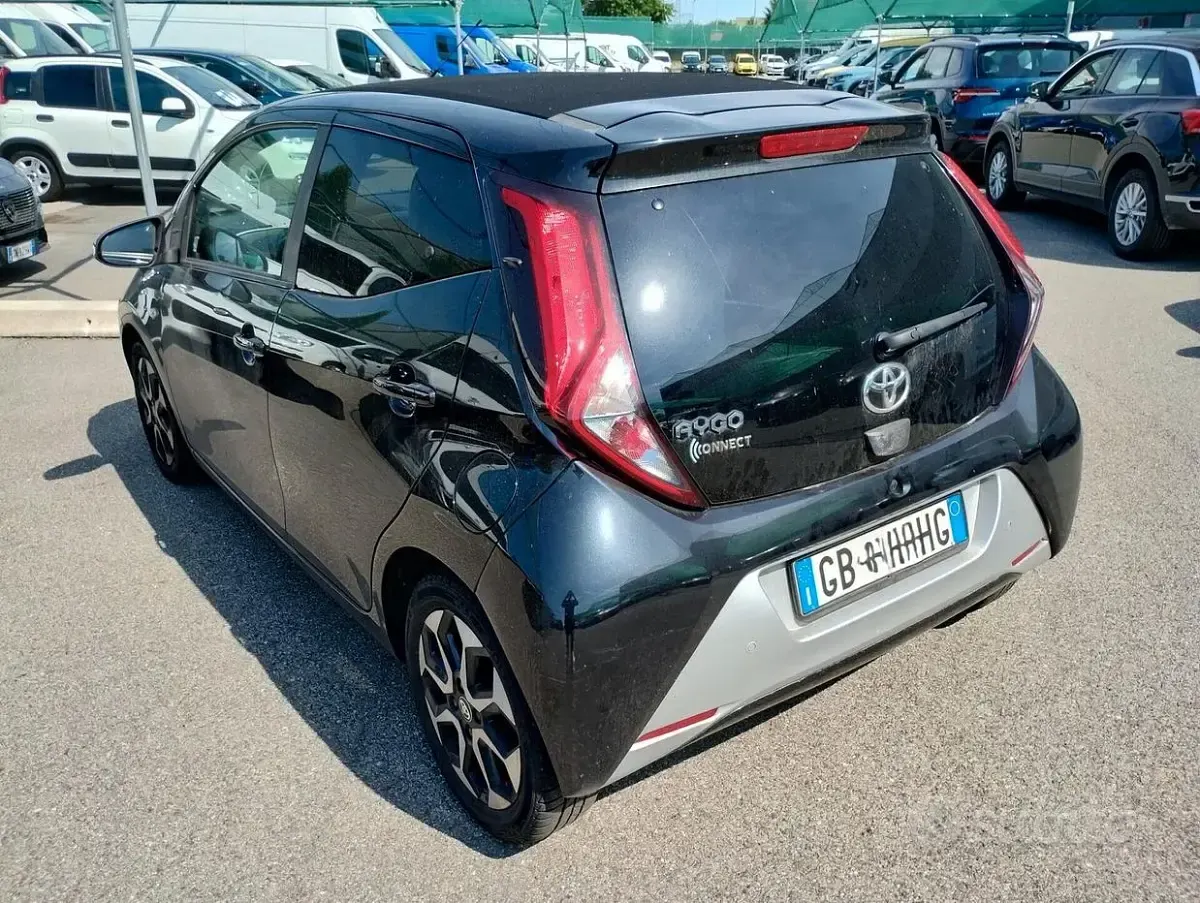 Usata Toyota Aygo Connect Style 72 CV (52 kW) 2020 Nero Utilitaria