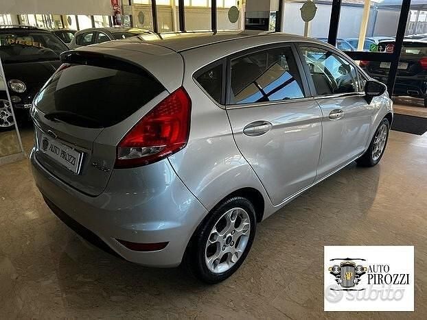 Usata Ford Fiesta Titanium 69 CV (50 kW) 2013 Grigio Utilitaria