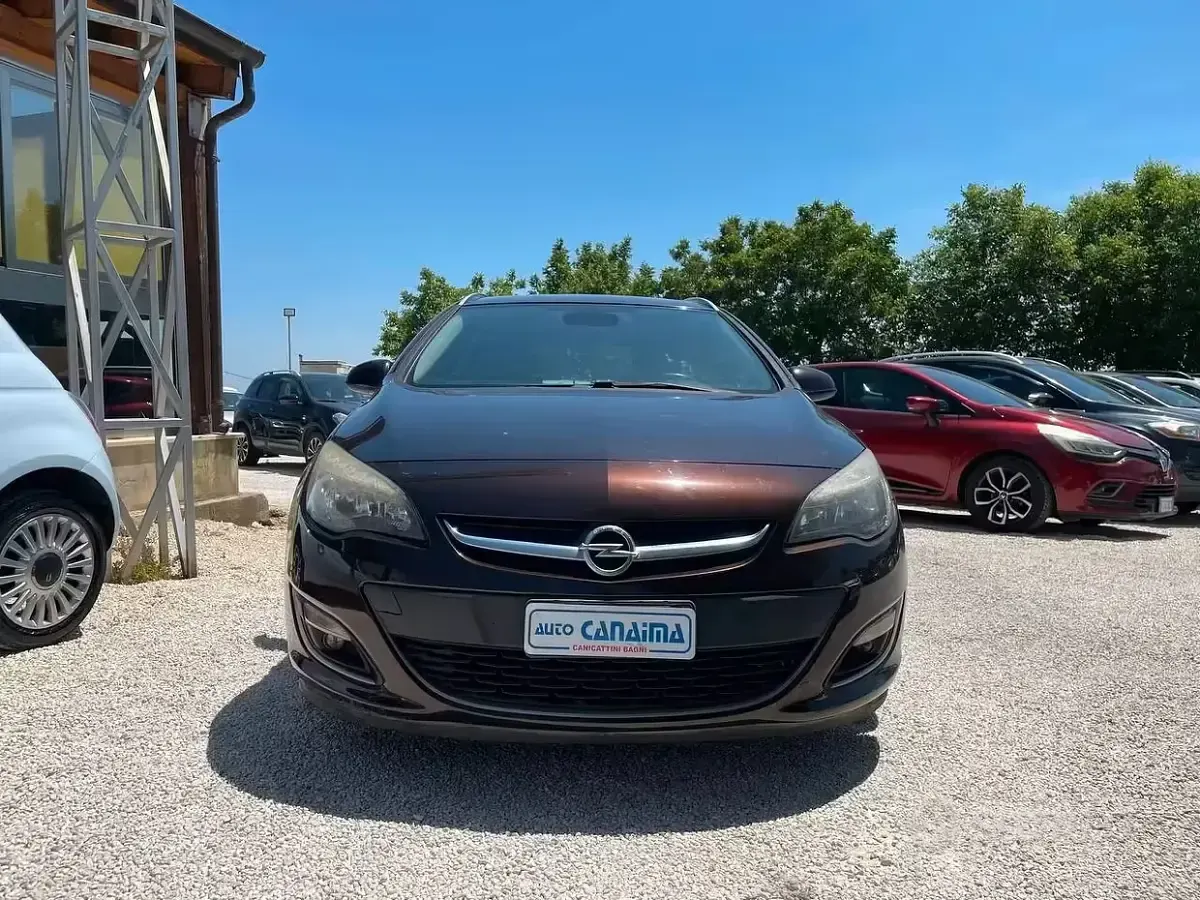 Usata Opel Astra Cosmo 130 CV (95 kW) 2012 Marrone Station wagon
