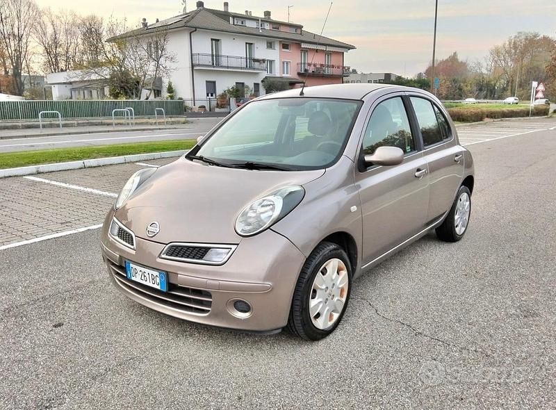 Grigio Usata 2008 Nissan Micra Tre volumi | 2200 € (Buon prezzo) - Immagine 1/4