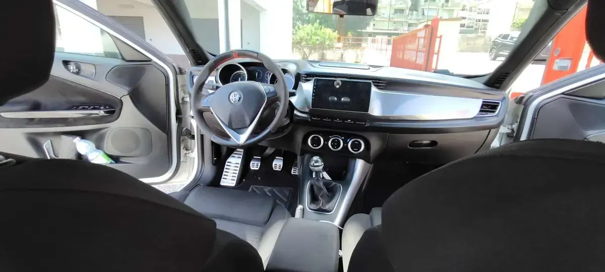 Usata Alfa Romeo Giulietta Distinctive 140 CV (102 kW) 2014 Bianco Utilitaria