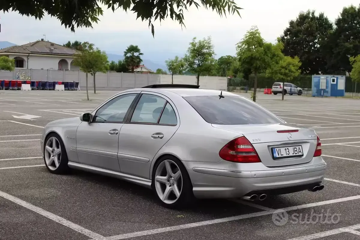 Usata Mercedes E55 AMG AMG 476 CV (350 kW) 2002 Grigio Berlina