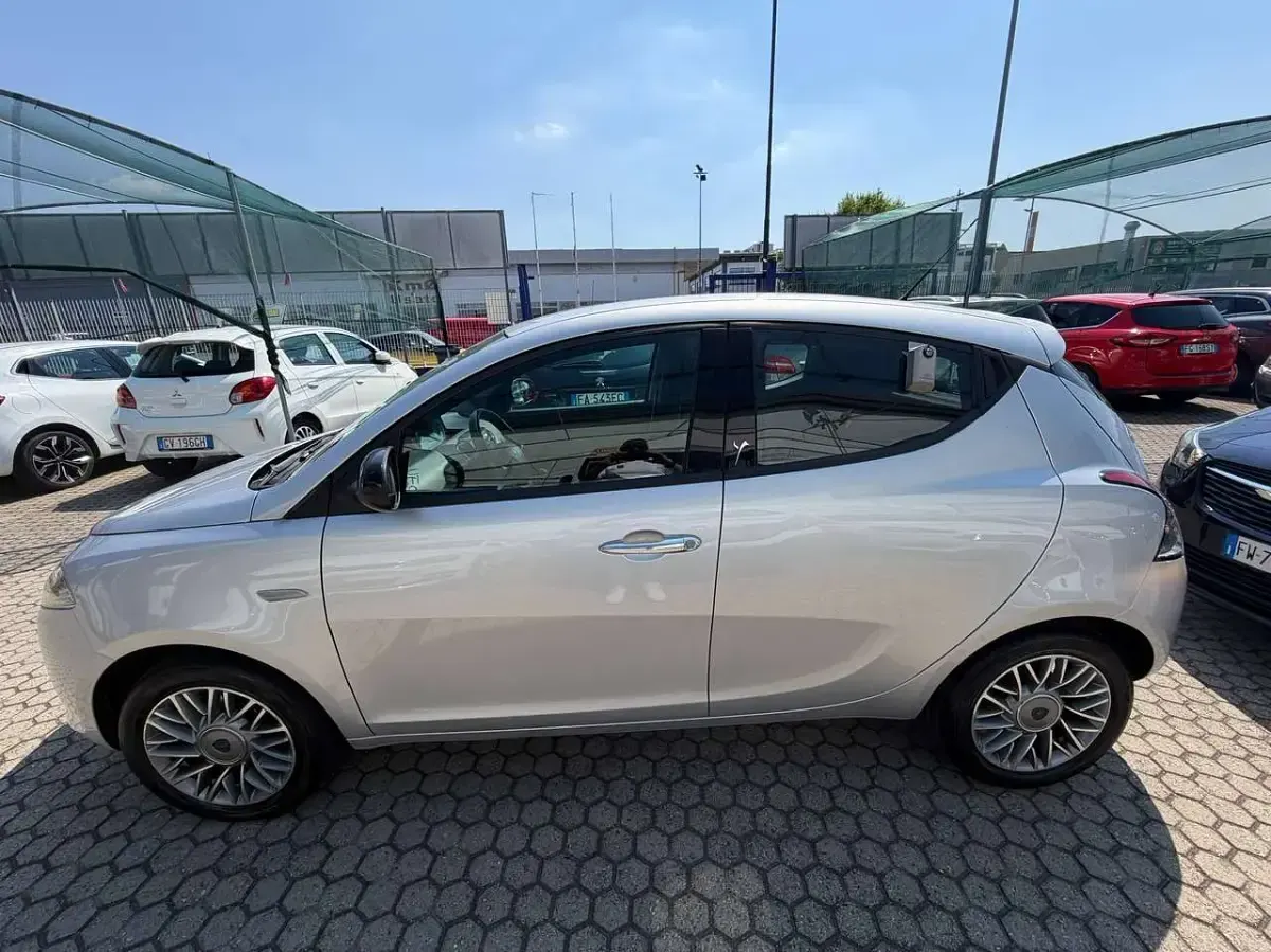 Usata Lancia Ypsilon Gold 95 CV (69 kW) 2012 Argento Utilitaria