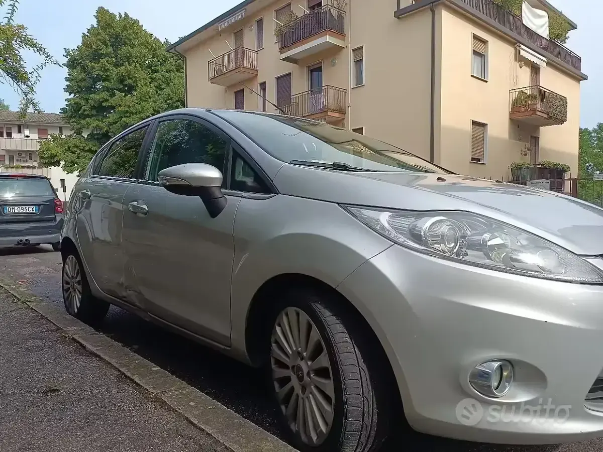 Usata Ford Fiesta Titanium 80 CV (58 kW) 2011 Grigio Utilitaria