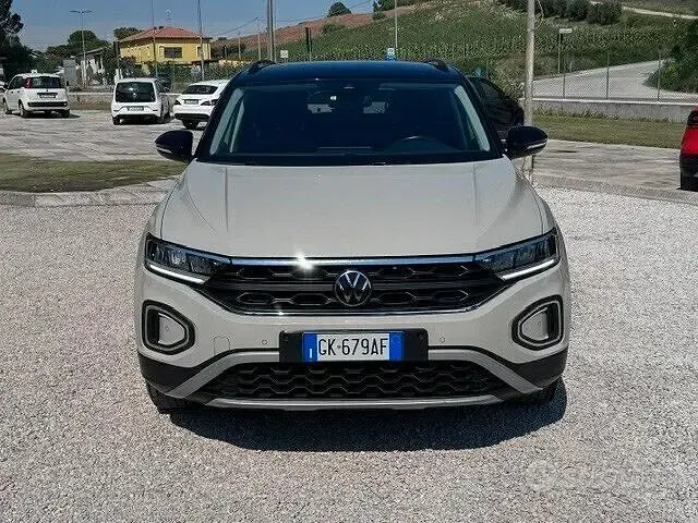 Usata VW T-Roc Life 110 CV (80 kW) 2022 Beige SUV