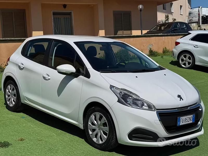 Usata Peugeot 208 Active 68 CV (50 kW) 2015 Bianco Utilitaria