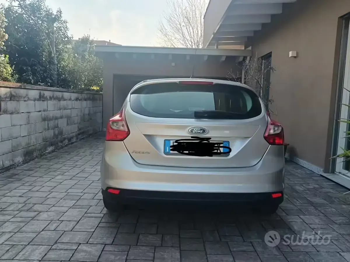 Usata Ford Focus 115 CV (84 kW) 2012 Grigio Berlina